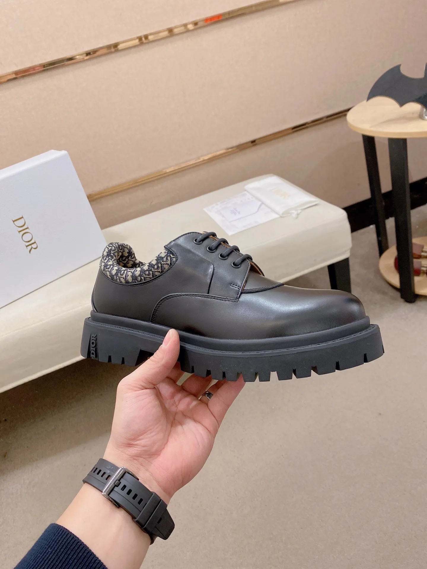 Factory price: 720💰Dior 25 latest men's old-money style leather shoes. They are definitely this year's big hit. They are very good-looking. Simple upper design. Presbyopia embellishment that is highly brand-recognizable. Full of details. The upper foot is grand and the legs are slim. This is just the right thing. Instantly heightens the height. A proper height-increasing tool. The upper is made of imported calfskin. The lining is mixed sheepskin. The original combination rubber outsole. Code number: 39-44. Customized45